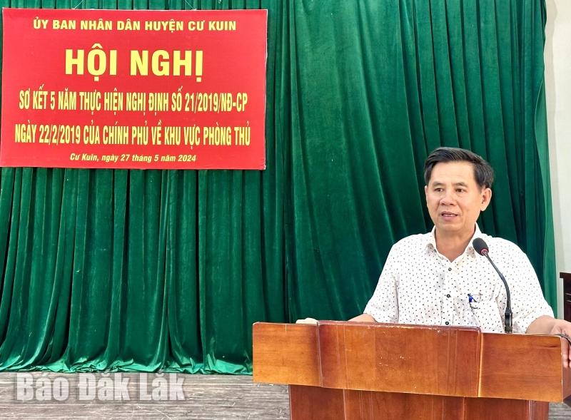 Chủ tịch UBND huyện Võ Tấn Huy, Trưởng Ban Chỉ đạo khu vực phòng thủ huyện Cư Kuin phát biểu chỉ đạo hội nghị.