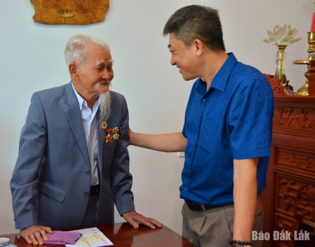 Bí thư Thành ủy Buôn Ma Thuột Từ Thái Giang thăm hỏi ông Lê Duy Bội (xã Cư Êbur).