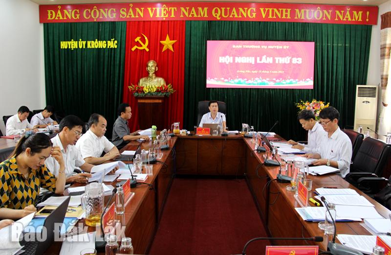 Bí thư Huyện ủy, Chủ tịch HĐND huyện Krông Pắc Trần Hồng Tiến chủ trì hội nghị.
