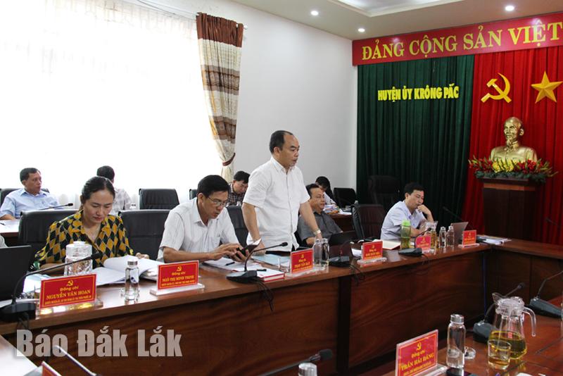 Phó Bí thư Huyện ủy, Chủ tịch UBND huyện Krông Pắc Đinh Xuân Diệu nhận xét, góp ý về chương trình hành động và câu trả lời chất vấn của các ứng viên.
