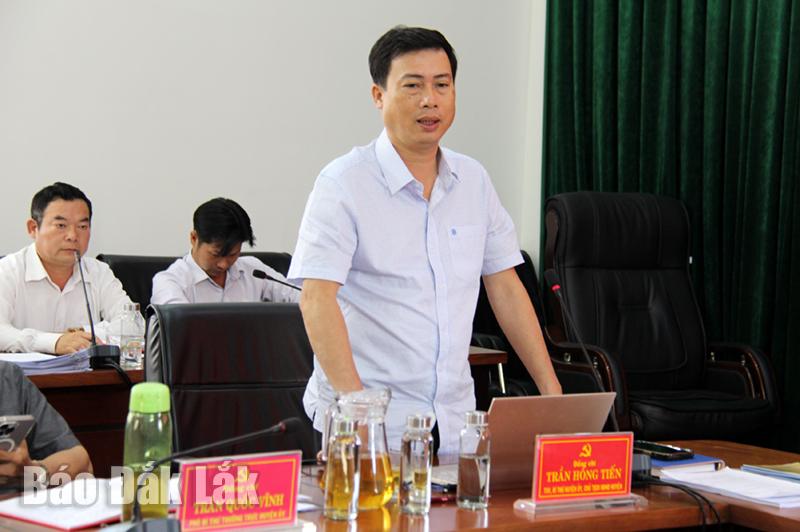 Bí thư Huyện ủy, Chủ tịch HĐND huyện Krông Pắc Trần Hồng Tiến kết luận nội dung công tác tổ chức, cán bộ tại hội nghị.