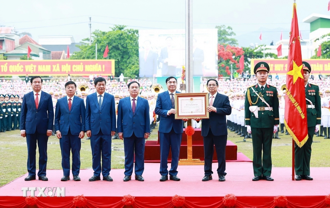 Thủ tướng Phạm Minh Chính trao Huân chương Độc lập hạng Nhất cho Đảng bộ, chính quyền và nhân dân các dân tộc tỉnh Điện Biên. Ảnh:TTXVN