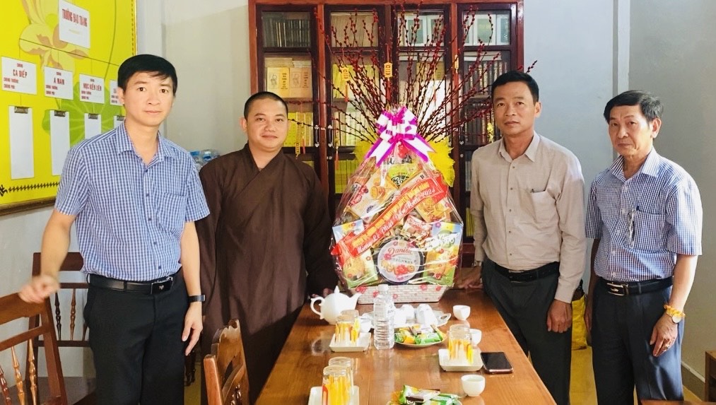 Phó Chủ tịch UBND huyện Krông Năng Trần Minh Châu (thứ 2 từ phải sang) cùng các thành viên Đoàn công tác tặng quà chúc mừng Phật đản tại Chùa Phú Lộc (xã Phú Lộc).