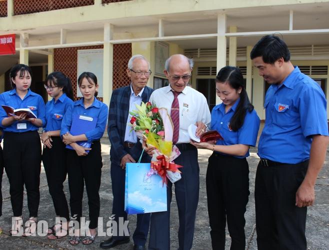 Các thầy giáo, nhà văn trao đổi, chia sẻ với sinh viên Trường Cao đẳng Sư phạm Đắk Đắk về những câu chuyện trong cuốn sách Giáo dục Đắk Lắk thời chống Mỹ. Ảnh tư liệu 