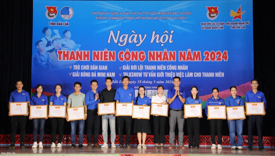 Đại diện Hội LHTN Việt Nam tỉnh tặng Bằng khen cho các tập thể, cá nhân.