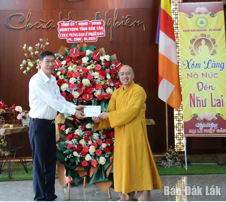 Đồng chí Nguyễn Tiến Dũng tặng hoa, chúc mừng Phật đản tại chùa Hoa Nghiêm.