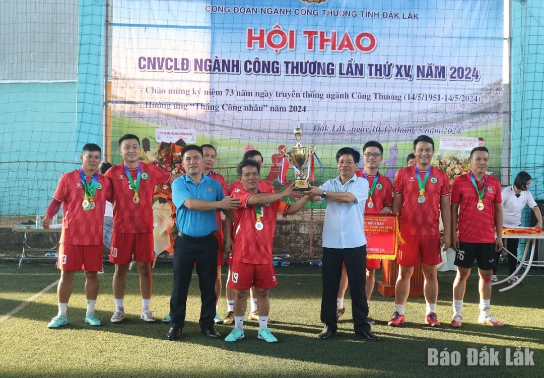 Ban tổ chức trao giải Nhất môn bóng đá nam cho Công ty TNHH MTV Xổ số kiến thiết Đắk Lắk.