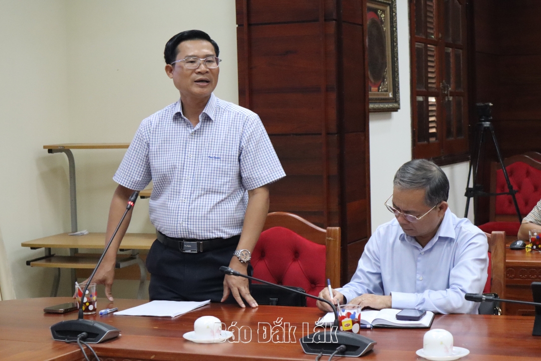 Phó Chủ tịch UBND huyện Krông Bông Nguyễn Ngọc Pháp nêu thông tin về bãi đổ thải, vị trí chuyển mục đích sử dụng rừng dự án cao tốc đoạn qua địa bàn huyện.
