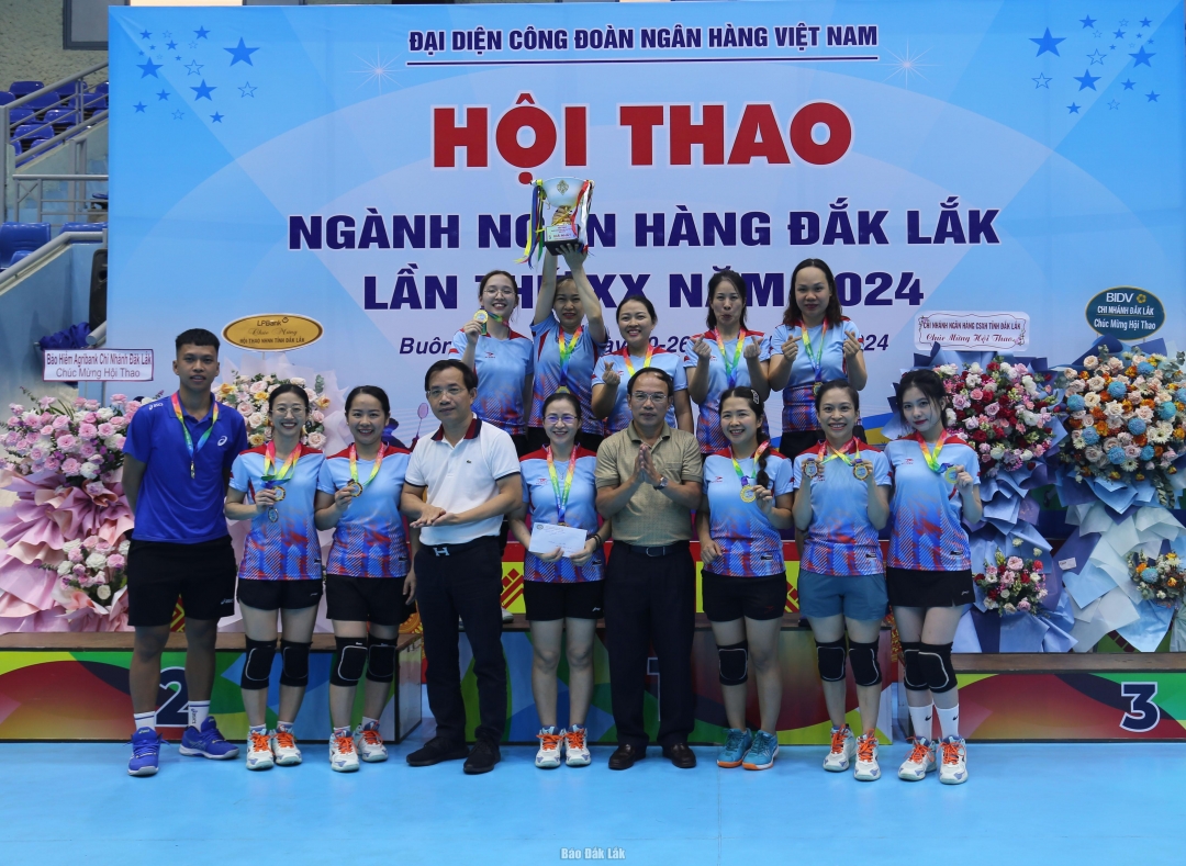 Đội Ngân hàng Nhà nước chi nhánh Đắk Lắk xuất sắc đoạt huy chương vàng môn bóng chuyền hơi nữ