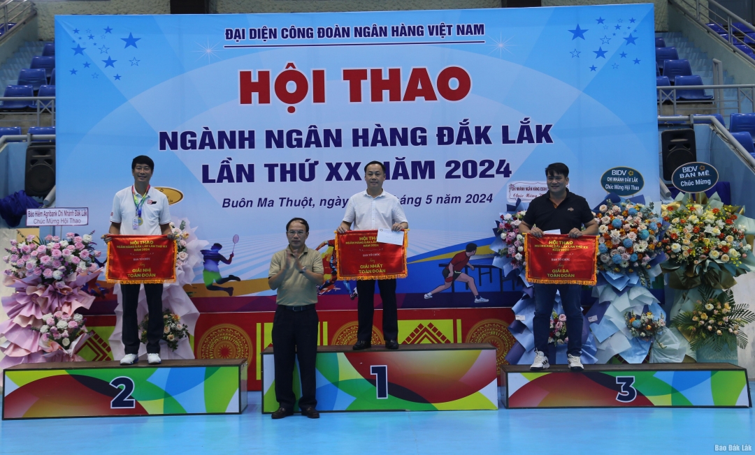 Giám đốc Ngân hàng Nhà nước chi nhánh Đắk Lắk Nguyễn Kim Cương trao giải toàn đoàn cho các đơn vị tham