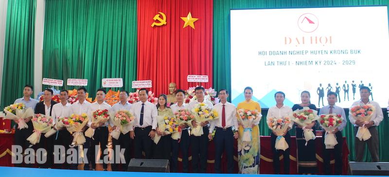 Lãnh đạo huyện tặng hoa chúc mừng Ban Chấp hành Hội Doanh nghiệp huyện Krông Búk khoá I, nhiệm kỳ 2024 - 2029.