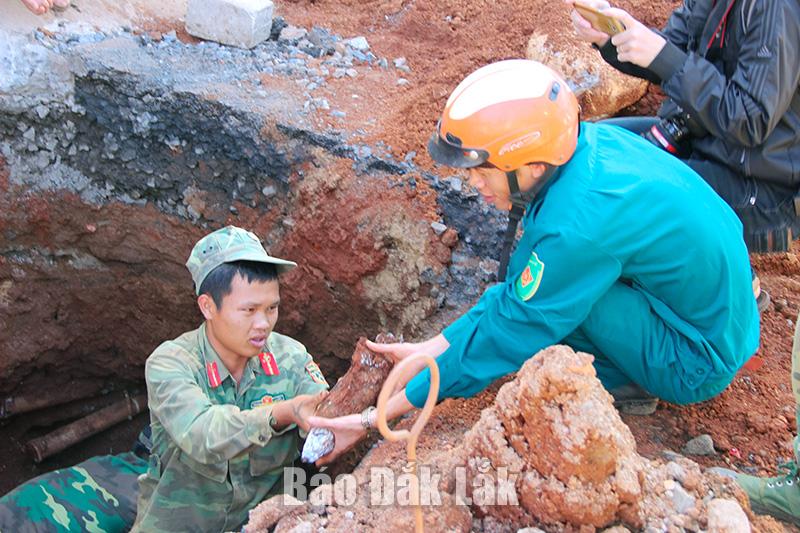 Lực lượng Công binh thu gom, xử lý số bom, mìn trên địa bàn TP. Buôn Ma Thuột