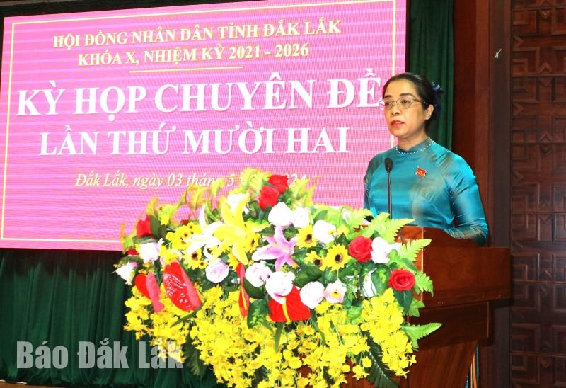 Chủ tịch HĐND tỉnh Huỳnh Thị Chiến Hòa phát biểu khai mạc kỳ họp.