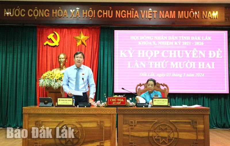 Phó Chủ tịch HĐND tỉnh Trần Phú Hùng điều hành nội dung thảo luận.