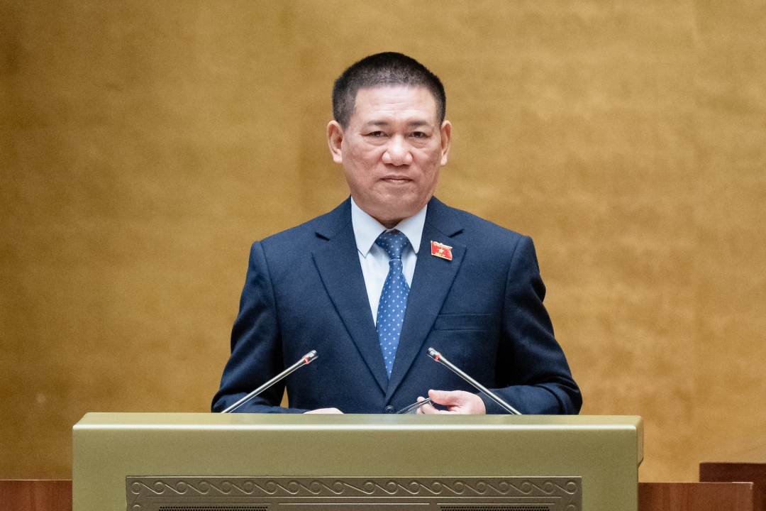 Bộ trưởng Bộ Tài chính Hồ Đức Phớc trình bày Báo cáo quyết toán ngân sách nhà nước năm 2022. Ảnh: quochoi.vn