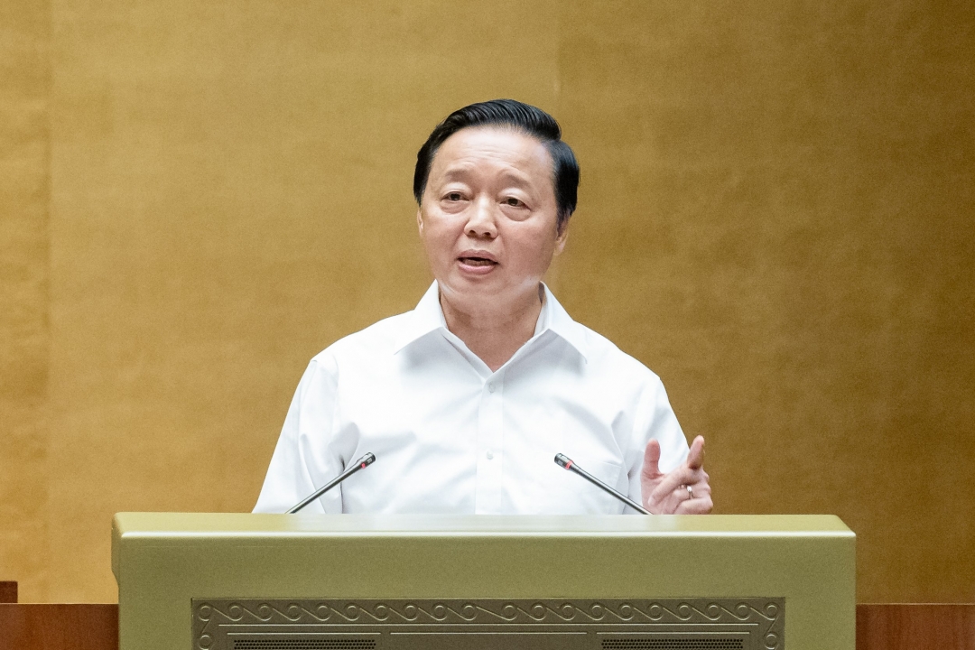 Phó Thủ tướng Chính phủ Trần Hồng Hà phát biểu giải trình, làm rõ một số vấn đề đại biểu Quốc hội nêu tại phiên thảo luận. Ảnh: quochoi.vn