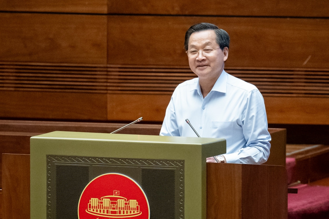 Phó Thủ tướng Chính phủ Lê Minh Khái phát biểu giải trình, làm rõ một số vấn đề đại biểu Quốc hội nêu tại phiên thảo luận. Ảnh: quochoi.vn