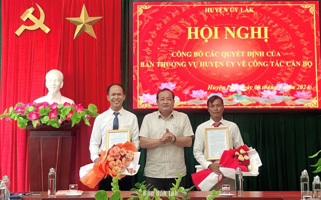 Bí thư Huyện ủy Lắk Nguyễn Văn Long trao Quyết định điều động và luân chuyển cán bộ cho đồng chí Niê Y Chiến và đồng chí Bùi Sơn Tùng.