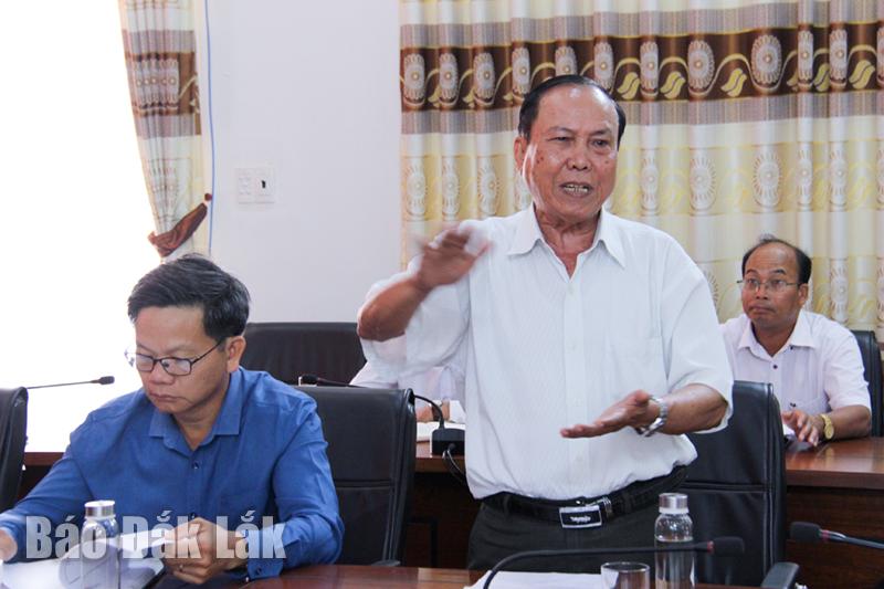 Đồng chí Nguyễn Thanh Toàn, nguyên Bí thư Huyện ủy Krông Pắc tham gia ý kiến tại hội nghị.
