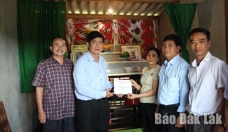 Đoàn công tác thăm, tặng quà thân nhân Liệt sĩ Hồ Văn Đáo (thôn 2, xã Ea Riêng). 