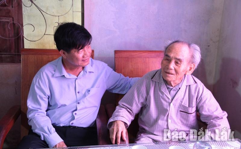 Phó Chủ tịch UBND tỉnh Nguyễn Thiên Văn hỏi thăm sức khỏe ông Võ Văn Long (thôn 18, xã Ea Riêng).