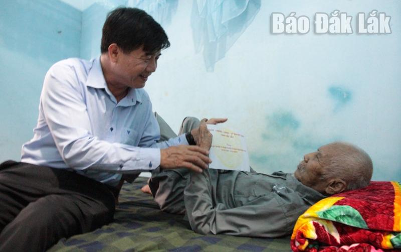 Phó Chủ tịch UBND tỉnh Nguyễn Thiên Văn hỏi thăm sức khỏe ông Nguyễn Văn Ong (thôn 5, xã Ea Riêng). 