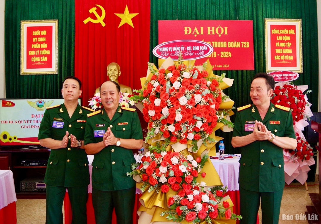 Đại tá Lê Quang Sáu, Bí thư Đảng ủy, Phó Tư lệnh Binh đoàn 16 tặng hoa chúc mừng Đại hội. 