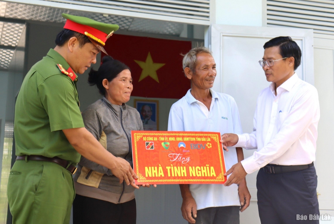 Đại diện Công an và lãnh đạo huyện Kr ông Bông trao nhà tình nghĩa cho hộ có hoàn cảnh có khăn tại buôn Ja, xã Hòa Sơn