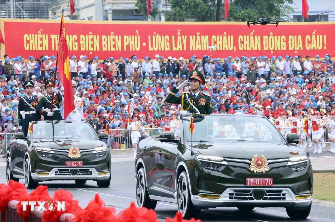 Trung tướng Nguyễn Trọng Bình, Phó Tổng Tham mưu trưởng Quân đội Nhân dân Việt Nam trên xe chỉ huy dẫn đầu đoàn diễu binh, diễu hành. Ảnh: TTXVN