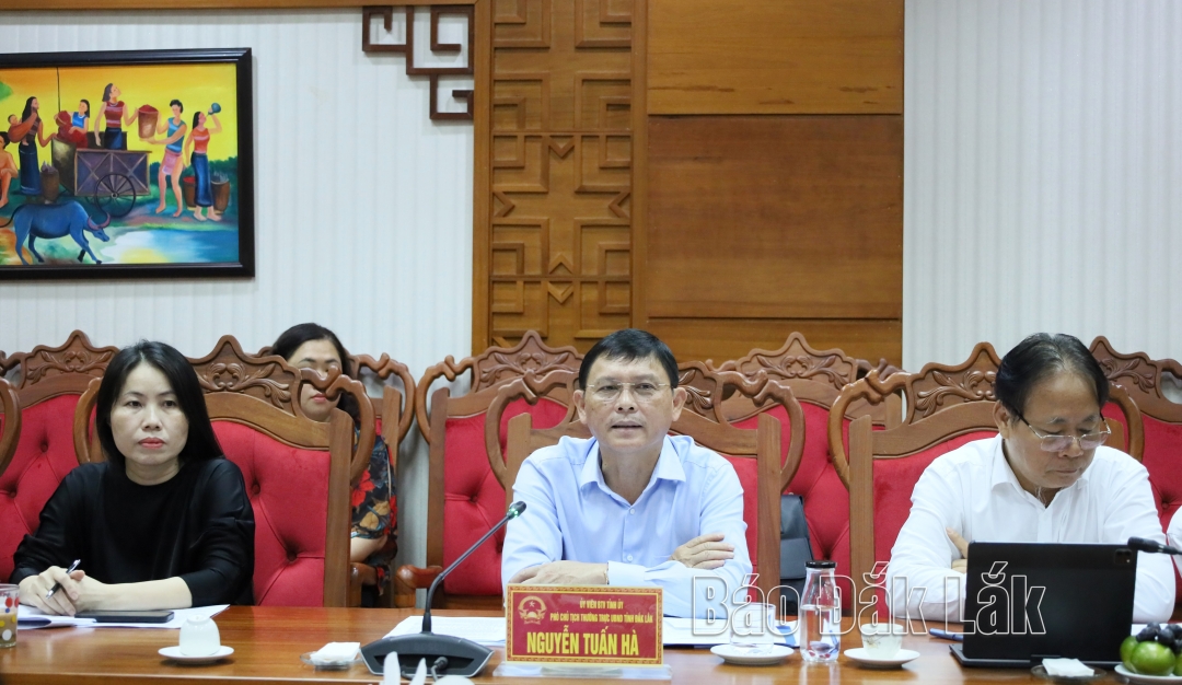 Phó Chủ tịch Thường trực UBND tỉnh Nguyễn Tuấn Hà trao đổi nội dung làm việc với Quỹ Phát triển Hạnh phúc khu vực.