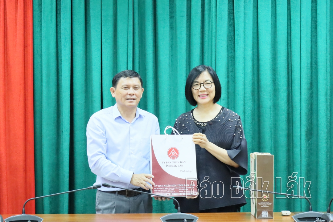 Phó Chủ tịch Thường trực UBND tỉnh Nguyễn Tuấn Hà tặng quà cho đại diện Quỹ Phát triển Hạnh phúc khu vực.