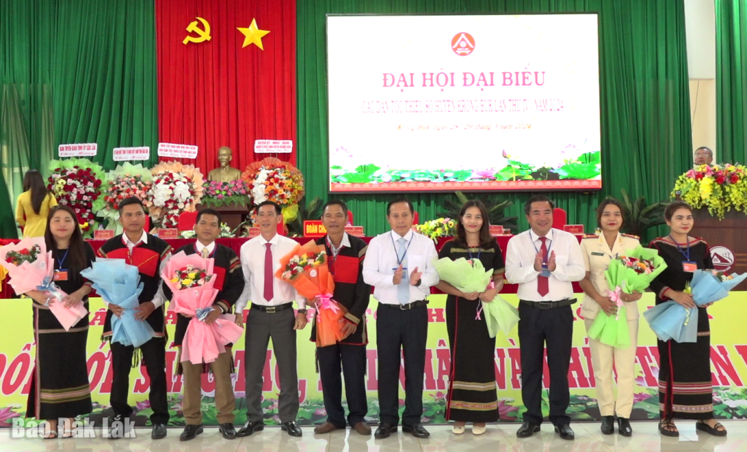 Lãnh đạo huyện tặng hoa chúc mừng các đại biểu tham dự Đại hội đại biểu các DTTS tỉnh Đắk Lắk lần thứ IV năm 2024. 