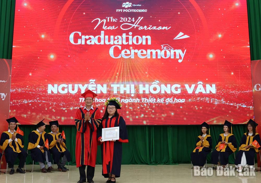 Em Nguyễn Thị Hồng Vân, Thủ khoa toàn quốc chuyên ngành Thiết Kế Đồ Họa nhận Giấy khen của trường