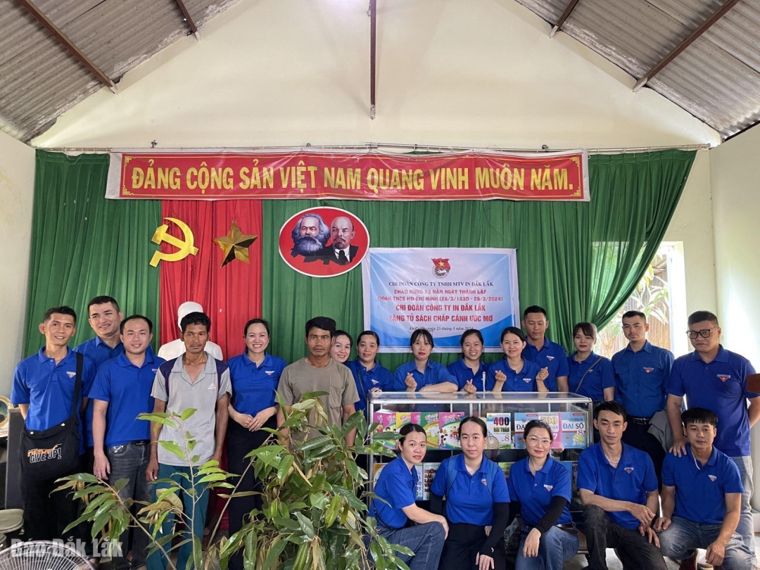 Chi đoàn Công ty TNHH MTV In Đắk Lắk đã đến thăm và tặng quà cho trẻ em tại Buôn Liêng Kéh, xã Đắk Phơi, huyện Lắk.