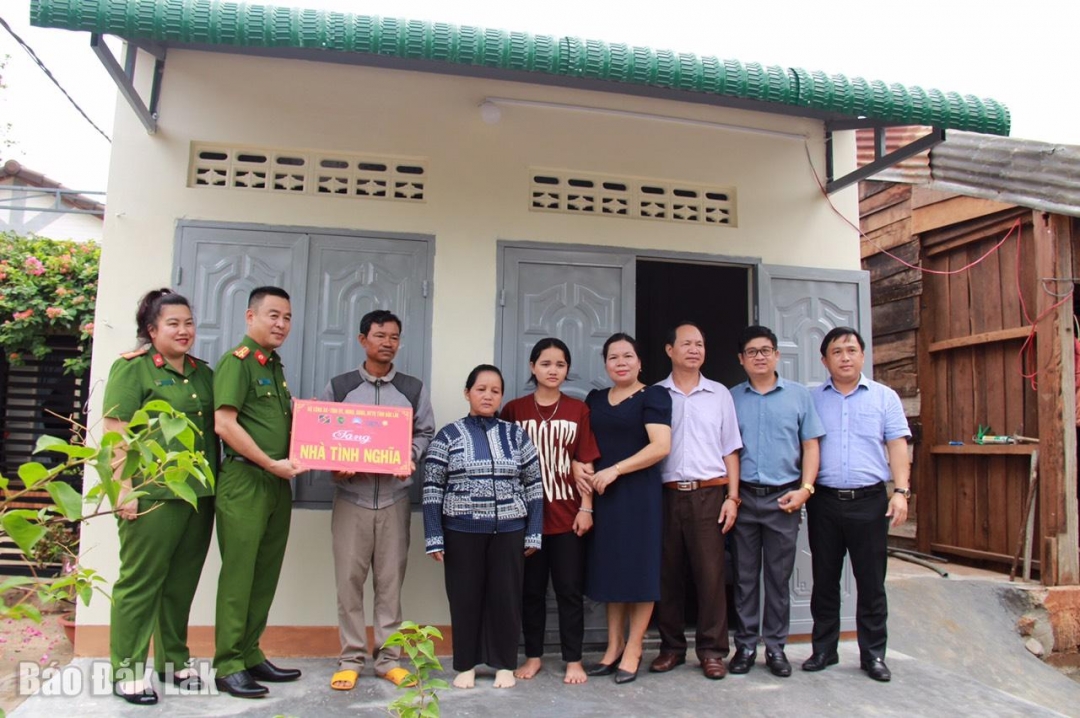 Công an TP. Buôn Ma Thuột trao tặng nhà Tình nghĩa cho gia đình ông Y Nhuen Niê (thôn 1). 