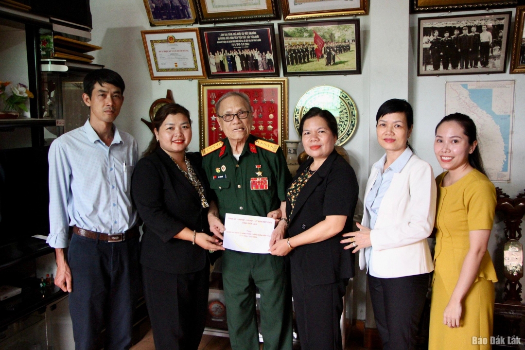 Chủ tịch Ủy ban MTTQ Việt Nam TP. Buôn Ma Thuột H’ Ler Êban thăm và trao quà cho cụ Lê Xuân Bá ( TDP 8, phường Tân Lập)