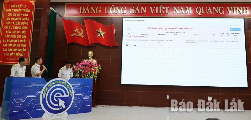 Ban tổ chức tiến hành quay số trúng thưởng