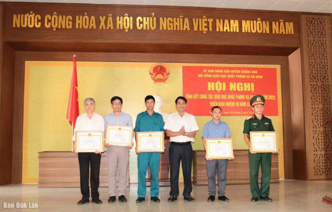 Đại diện UBND huyện Krông Ana tặng Giấy khen cho các tập thể, cá nhân có thành tích xuất sắc.