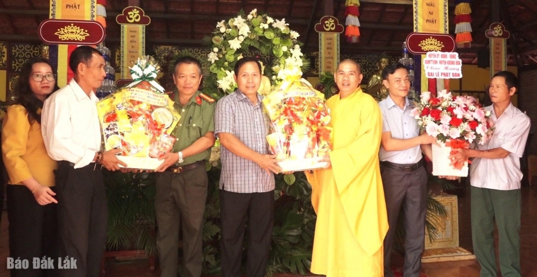 Chủ tịch UBND huyện Hoàng Kiên Cường thăm, chúc mừng tại Niệm phật đường Quảng Hương (xã Cư Né)