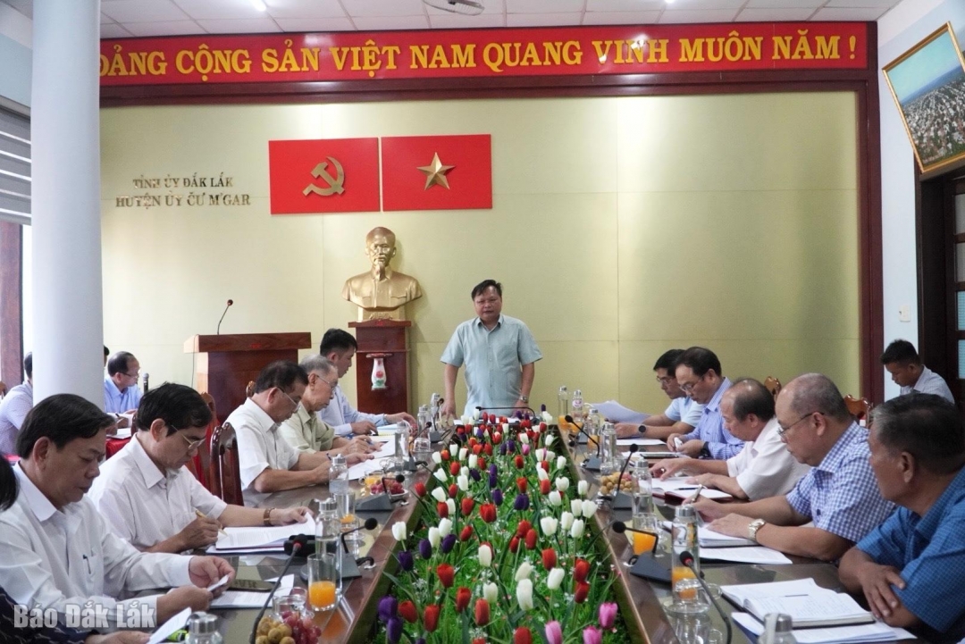 Phó Chủ tịch Ủy ban MTTQ Việt Nam tỉnh Y Jăn Buôn Krông phát biểu tại buổi làm việc.