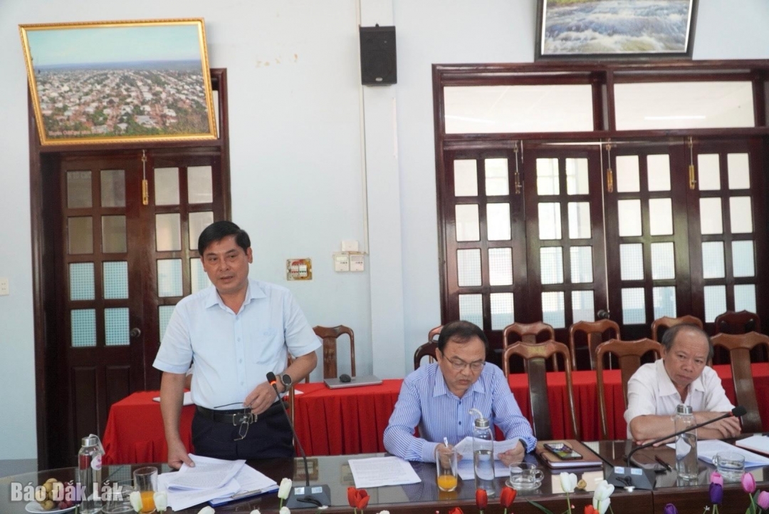 Bí thư Huyện ủy Cư M’gar Trần Đình Nhuận phát biểu tại buổi làm việc.