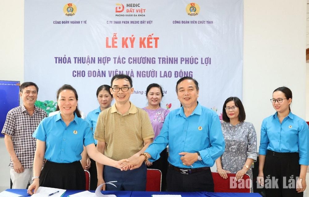 Đại diện lãnh đạo Công đoàn Viên chức tỉnh, Công đoàn ngành Y tế và Công ty TNHH Phòng khám đa khoa Medic Đất Việt ký kết thỏa thuận hợp tác.