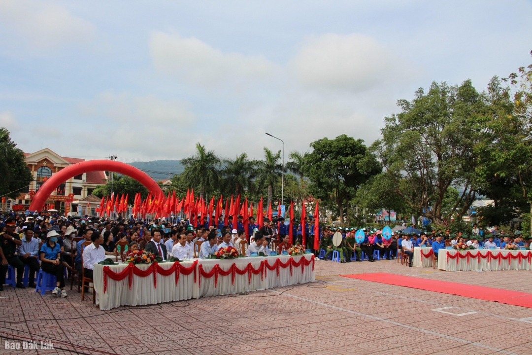 Đại biểu và đoàn viên, hội viên thanh niên tham dự Lê ra quân.