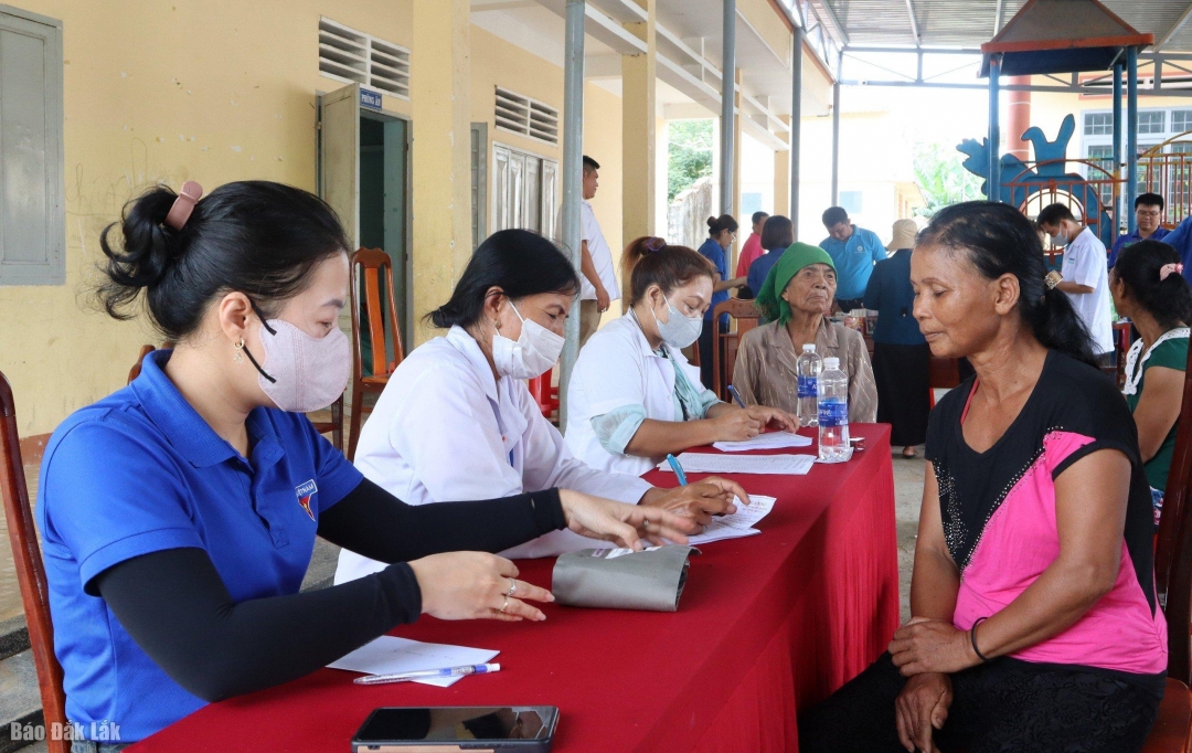 Các y, bác sĩ tư vấn sức khoẻ, khám bệnh miễn phí cho hơn 300 người dân xã Hoà Sơn.