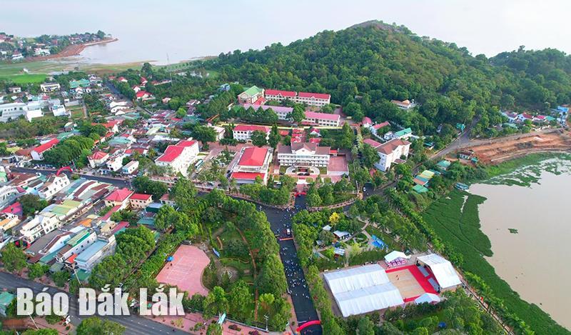 Cuộc sống của người dân huyện Lắk đang ngày càng đổi thay (Trong ảnh: Một góc thị trấn Liên Sơn nhìn từ trên cao). Ảnh: Vạn Tiếp
