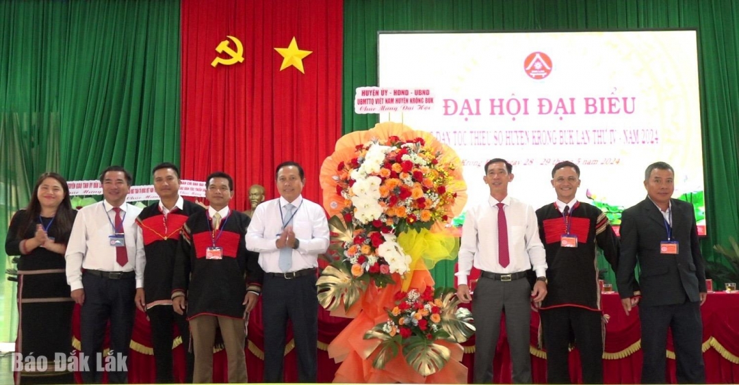 Lãnh đạo huyện Krông Búk tặng hoa chúc mừng Đại hội.