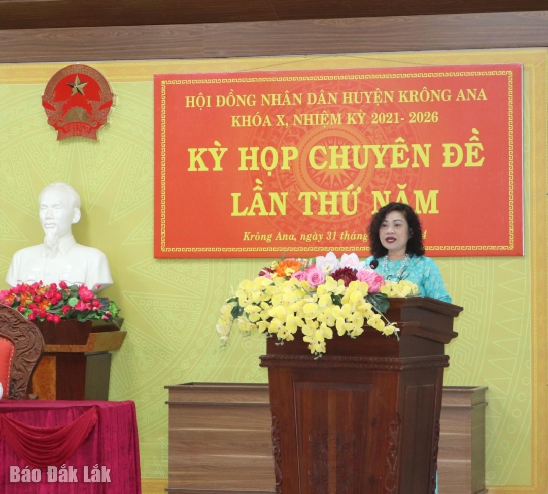 Bà H’Yâo Knul -Bí thư Huyện ủy phát biểu chỉ đạo tại kỳ họp
