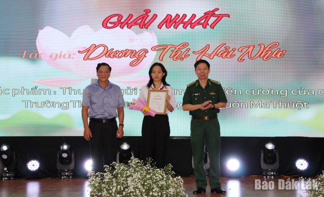 Ban tổ chức trao giải Nhất cho tác giả Dương Thị Hải Như.