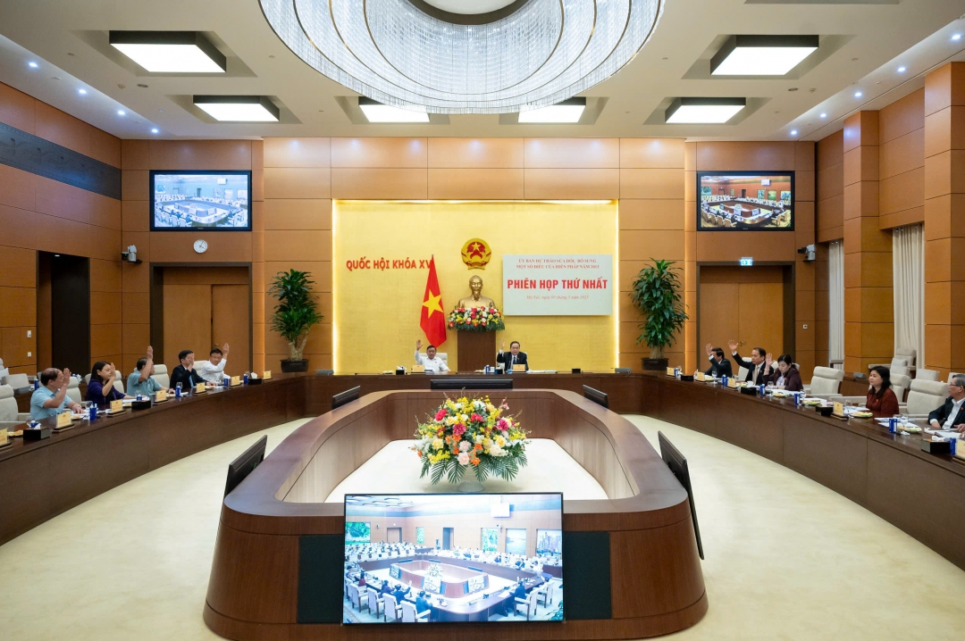 00% thành viên Ủy ban tham dự biểu quyết thông qua các văn bản thuộc thẩm quyền, trách nhiệm của Ủy ban dự thảo sửa đổi Hiến pháp. Ảnh: quochoi.vn