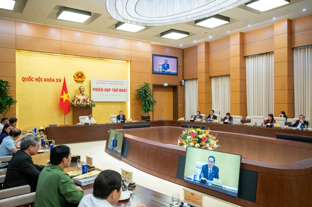 Phiên họp thứ nhất Uỷ ban dự thảo sửa đổi, bổ sung một số điều của Hiến pháp năm 2013 diễn ra vào chiều 5/5/2025. Ảnh: quochoi.vn